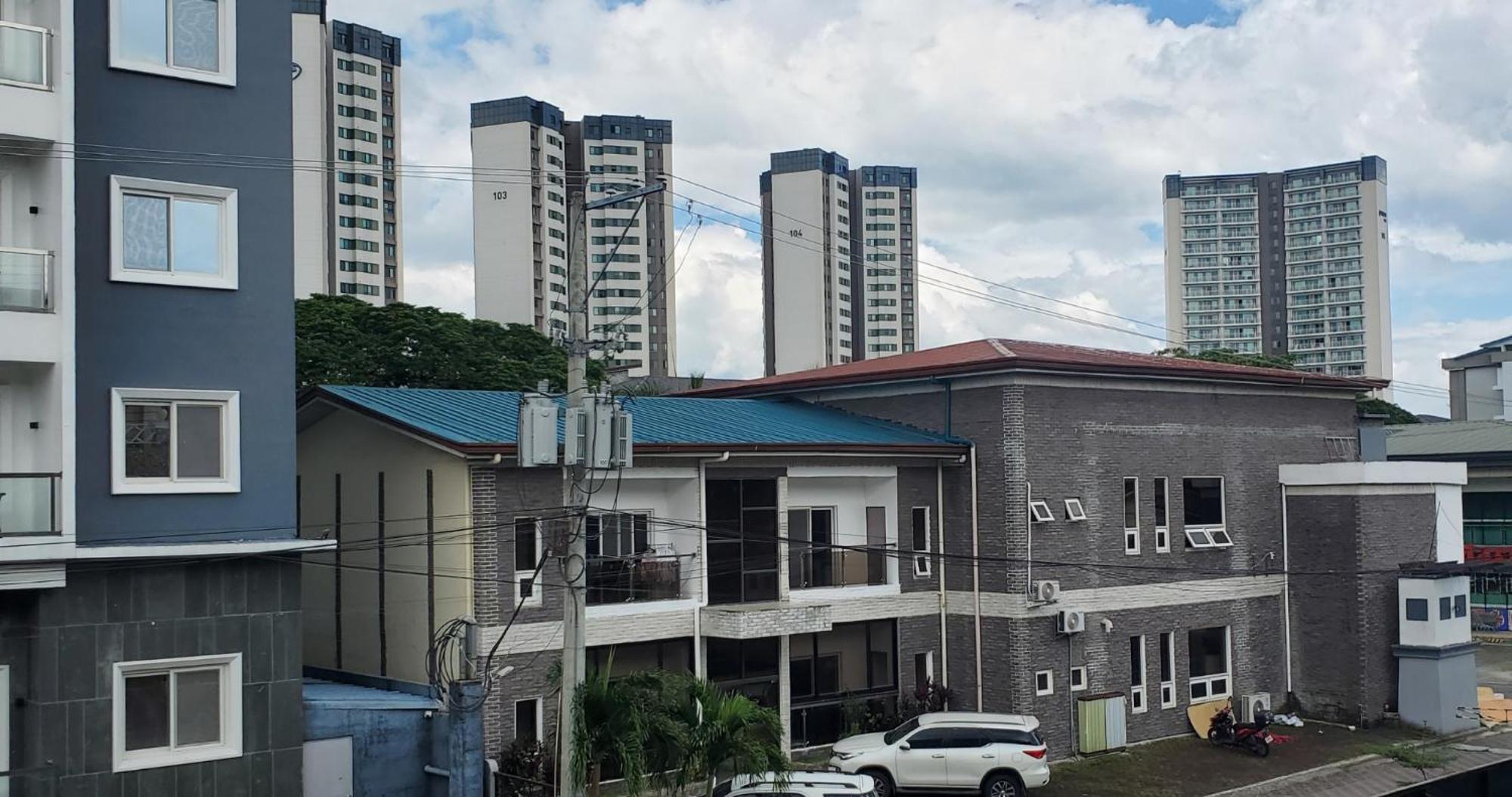 Aston Stay And Villas Mabalacat Esterno foto