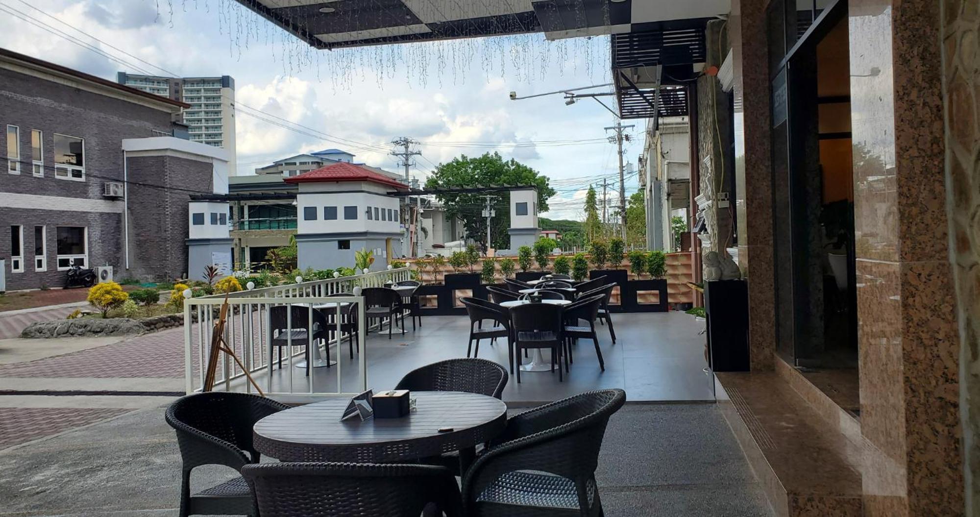 Aston Stay And Villas Mabalacat Esterno foto